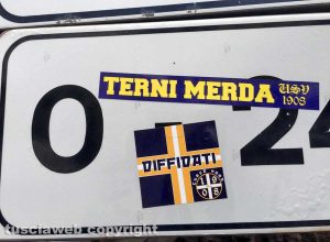 Viterbo - Segnale imbrattato da adesivi contro la città di Terni