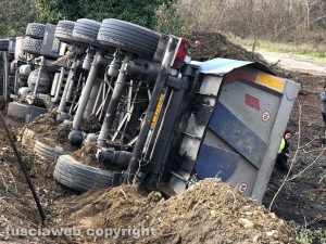 Il camion ribaltato sulla Bomarzese