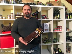 Luca Di Piero col suo torrone al gianduia e le creme