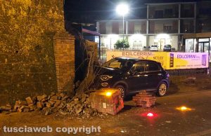 Acquapendente - Auto va sbattere contro un muro 