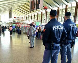 La polizia ferroviaria in stazione