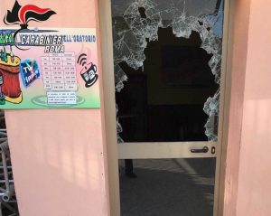 Civitavecchia - La porta del bar dell'oratorio spaccata