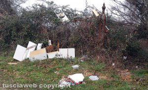 Ronciglione - Rifiuti abbandonati tra Albero tondo e Casaletto