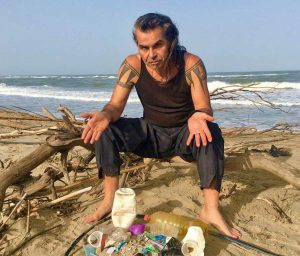 Orbetello - Piero Pelù sulla spiaggia della Feniglia