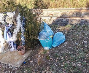 Fabrica di Roma - Immondizia abbandonata sul cippo di Simone Gianfelici