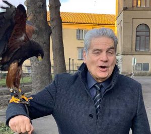 Il sindaco Giovanni Arena con un rapace