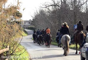 Tuscania - Strada bloccata dai cavalli per la benedizione di sant'Antonio