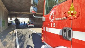 Firenze - Il camion incastrato nel sottopasso di un ponte ferroviario
