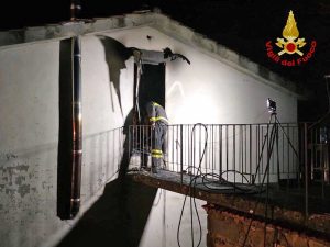Lucca - L'abitazione in fiamme