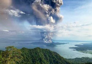 Manila - Il vulcano Taal a rischio eruzione