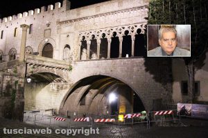 Viterbo - La loggia di Palazzo dei papi transennata - Nel riquadro Giovanni Arena