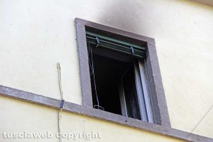 Viterbo - Incendio in appartamento in pieno centro, donna intossicata e palazzo evacuato