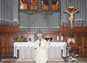 Viterbo - Il vescovo Lino Fumagalli durante l’omelia