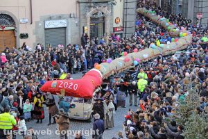 Viterbo - La calza della befana più lunga del mondo