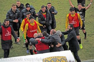 Sport - Calcio - Viterbese - L'abbraccio tra Salvatore Molinaro e Antonio Calabro