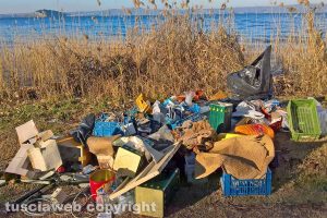 Montefiascone - I rifiuti sul lungolago