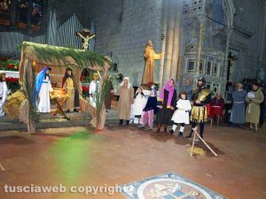 Viterbo - Il presepe vivente nella basilica di San Francesco