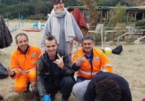 Orbetello - Pulizia della spiaggia della Feniglia con Piero Pelù