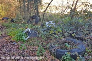Viterbo - Rifiuti lungo il vecchio tracciato della Teverina