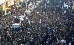 Baghdad - Il feretro di Soleimani accolto da migliaia di persone