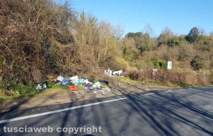 Viterbo - Rifiuti alla sorgente dell'Acquarossa