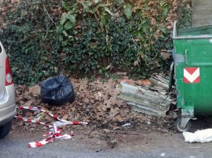 Sutri - Eternit abbandonato vicino a un secchione