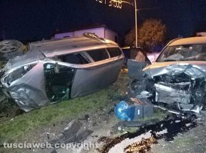 Montefiascone – Auto finisce fuori strada e si sfracella contro due macchine
