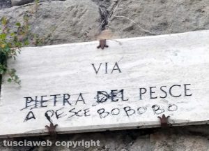 Viterbo - Insegna di via Pietra del Pesce imbrattata