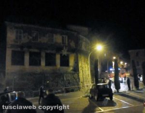 Crollo di un cornicione da una casa in via Mazzini