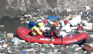 San Felice a Cancello - I vigili del fuoco navigano tra i rifiuti