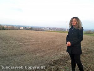 Montefiascone - L'assessora Rita Chiatti nel terreno dell'ampliamento dell'isola ecologica
