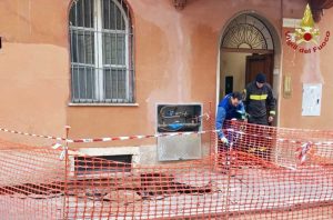 Roma - Cede una strada vicino al Colosseo