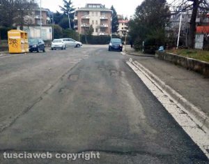 Viterbo - Asfalto rovinato in via Ticino