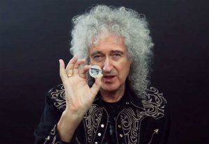 Londra - Brian May mostra la moneta dedicata ai Queen