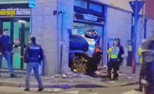 Milano - Auto contro ristorante