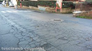 Viterbo - Le condizioni dell'asfalto in via Rossini