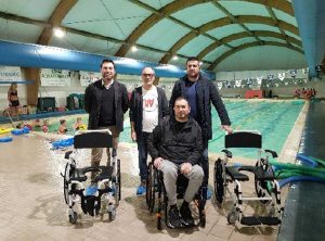 Consegnate sedie di ausilio alla piscina di Vallerano