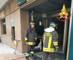 Vibo Valentia - Molotov contro l'ingresso di una banca