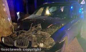 Viterbo - Auto si schianta contro una pianta