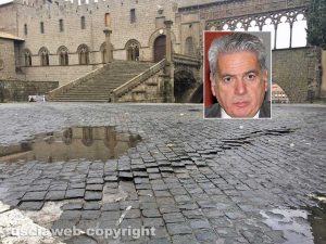 Pavimentazione deformata a piazza San Lorenzo - Nel riquadro Giovanni Arena