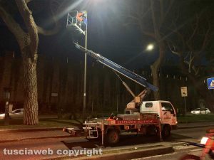 Viterbo - I tecnici del comune posizionano i dissuasori acustici a piazzale Gramsci