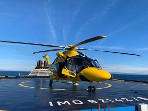 L'eliambulanza Pegaso 33 atterrata su una nave Grimaldi per soccorrere un passeggero
