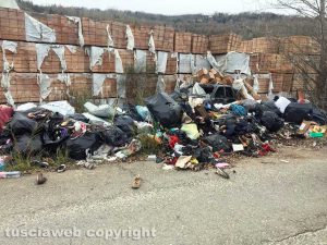 Orte - La discarica abusiva vicino alla ex fornace