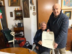 Viterbo - Il prefetto Giovanni Bruno consegna l'attestato di cavaliere della Repubblica a Luigi Scattereggia