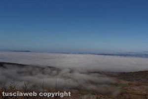 Bolsena - Il lago di Bolsena sotto una nuvola di nebbia