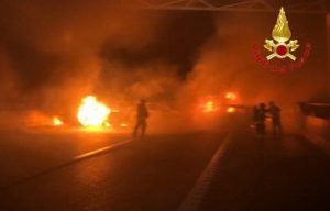 Milano - Auto in fiamme sulla A1