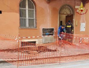 Roma - Cede manto stradale vicino al Colosseo