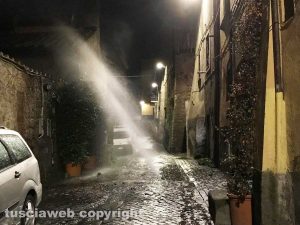 Viterbo - Getto di acqua in strada che sembra un geyser in via Lucchi