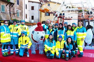 Sutri - I volontari della Misericordia posano al Caffeina Christmas village