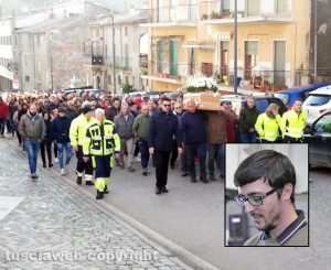 I funerali di Giustino Scipio, in foto nel riquadro